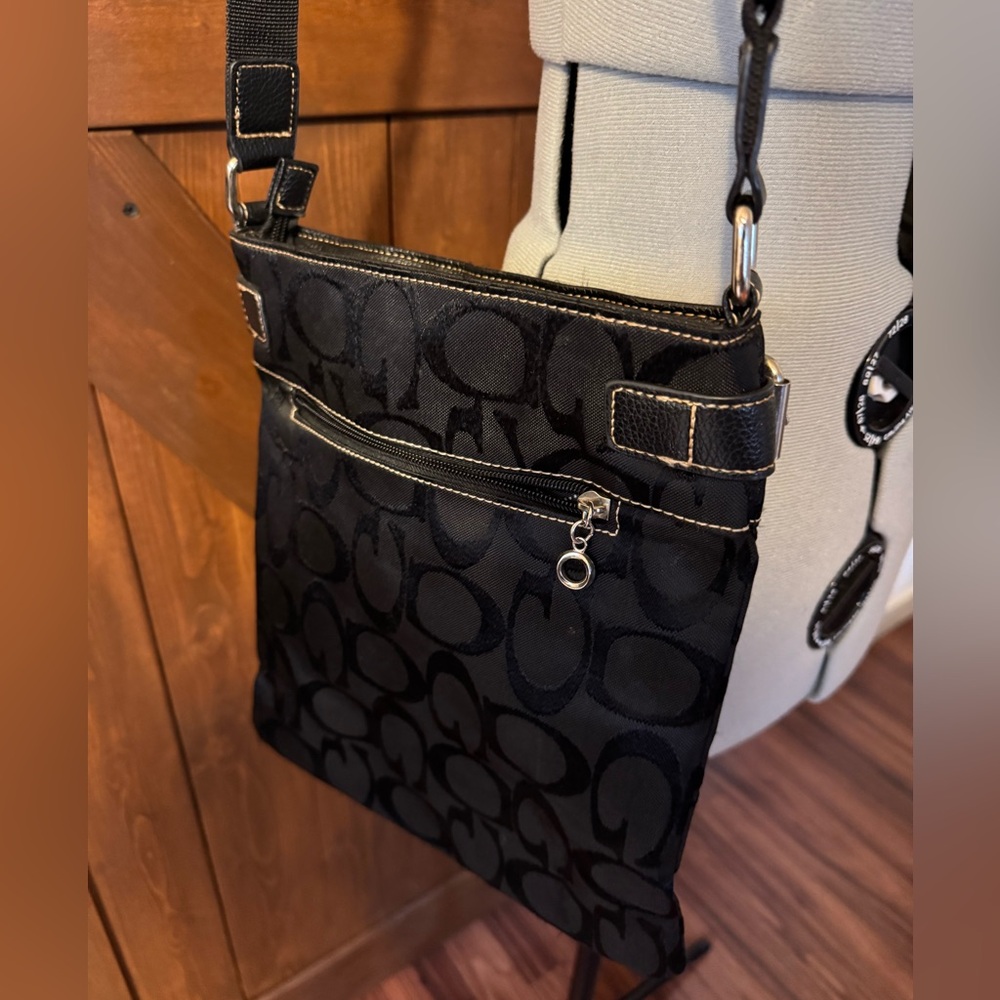 Guess Black Patterned Shoulder Bag - Picture 3 of 4
